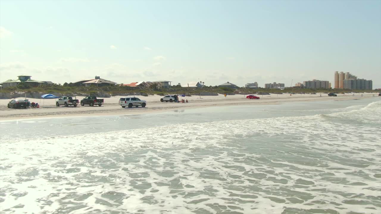 플로리다 주 뉴 스미르나 비치 의 모래 위 에 운전 하는 자동차 의 낮은 앞쪽 공중 뷰