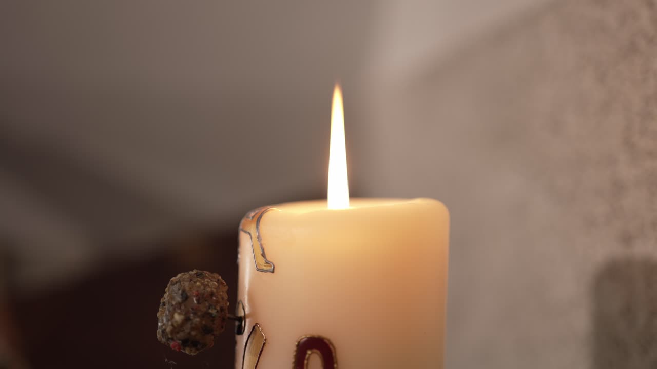 vela encendida con una llama constante, que representa la paz y la espiritualidad, proyectando un suave y cálido resplandor