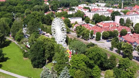 municipio de gizycko con la rueda gigante blanca, vista de la órbita aérea