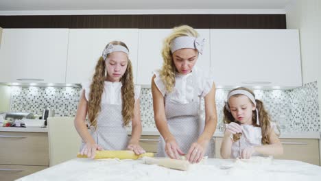 madre e hijas horneando juntas