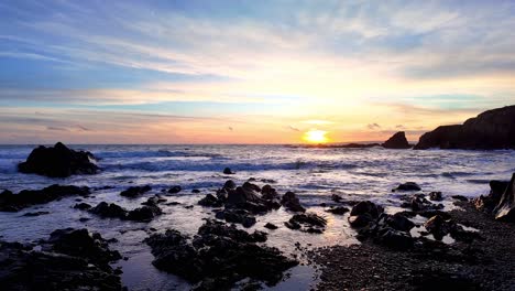 Filmische-Zeitlupe-Der-Ankommenden-Wellen-Und-Gezeiten-Am-Späten-Winternachmittag-An-Der-Kupferküste-Von-Waterford,-Irland