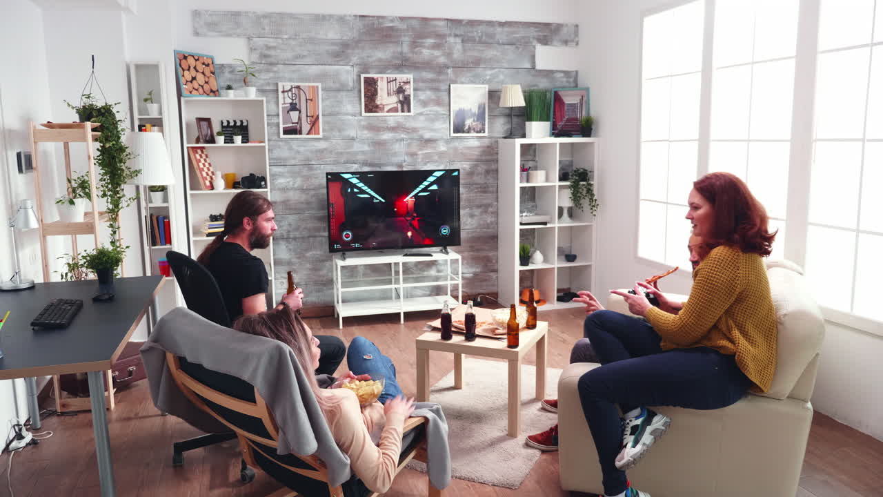 슈팅 게임을 하는 젊은 여성의 뒷면