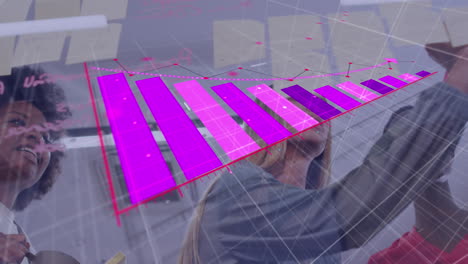 animación de gráfico en caída, vista de ángulo bajo de diversos compañeros de trabajo discutiendo estrategia en notas adhesivas