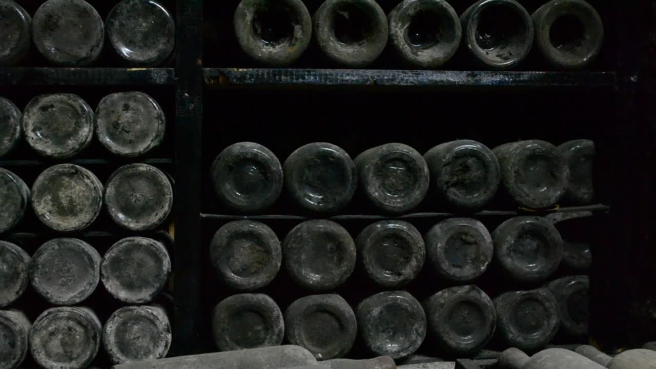 Lunga cantina con vino unico