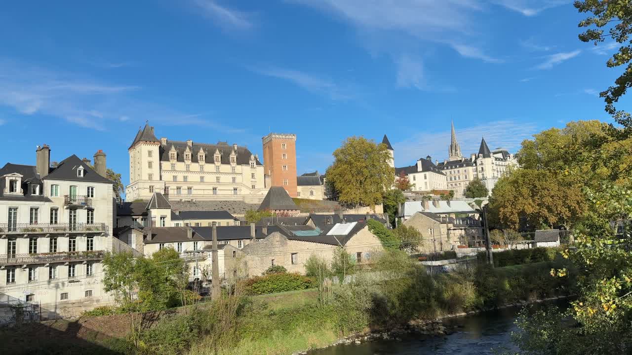 Castillo de Pau y horizonte de la ciudad junto al río en un día soleado en Francia