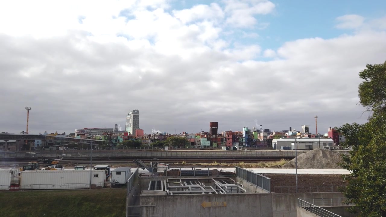 Vista lejana del asentamiento informal Villa 31, con el horizonte del ferrocarril de Retiro, Buenos Aires, Argentina