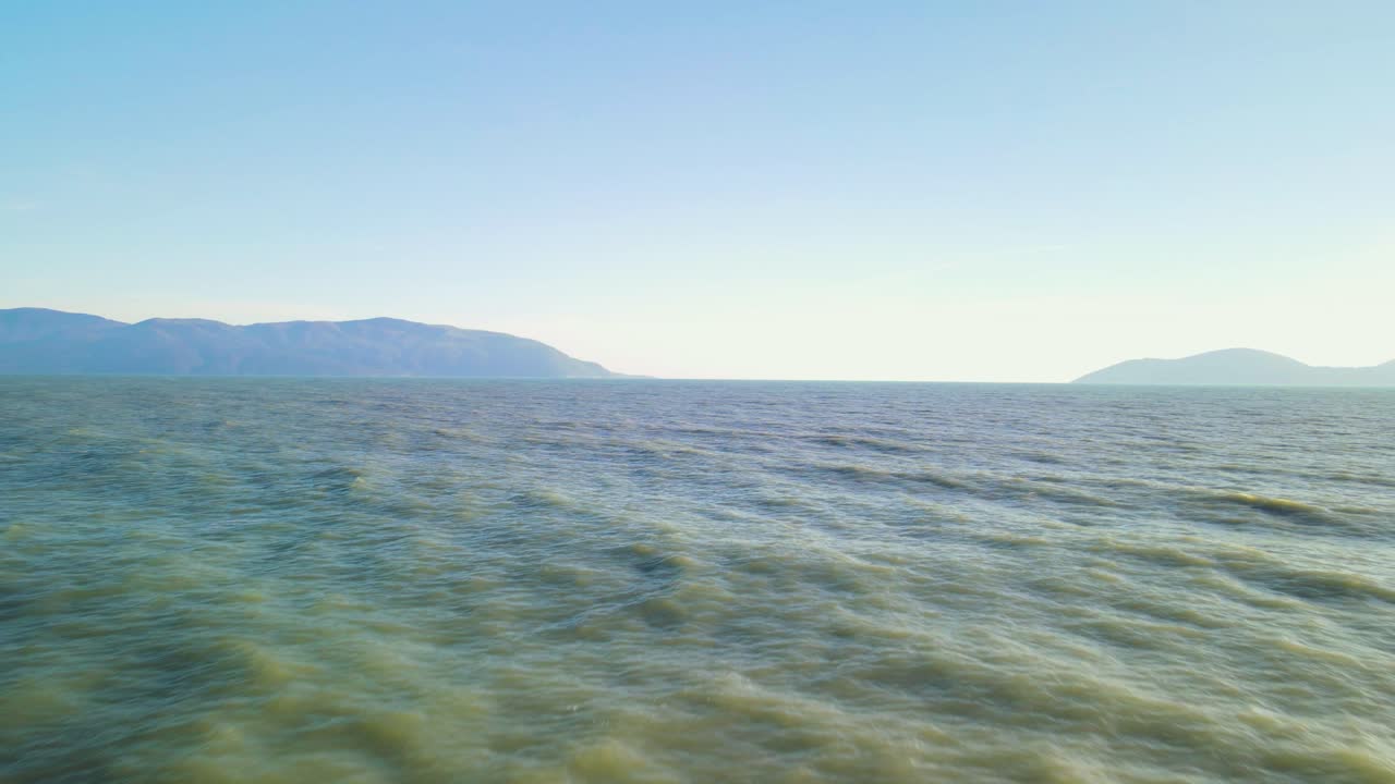 알바니아 아일랜드 심해 상공에서 놀라운 근접 드론 비행