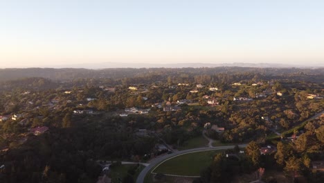 ciudad de prunedale rodeada de hermosa naturaleza, drone aéreo sobre la vista
