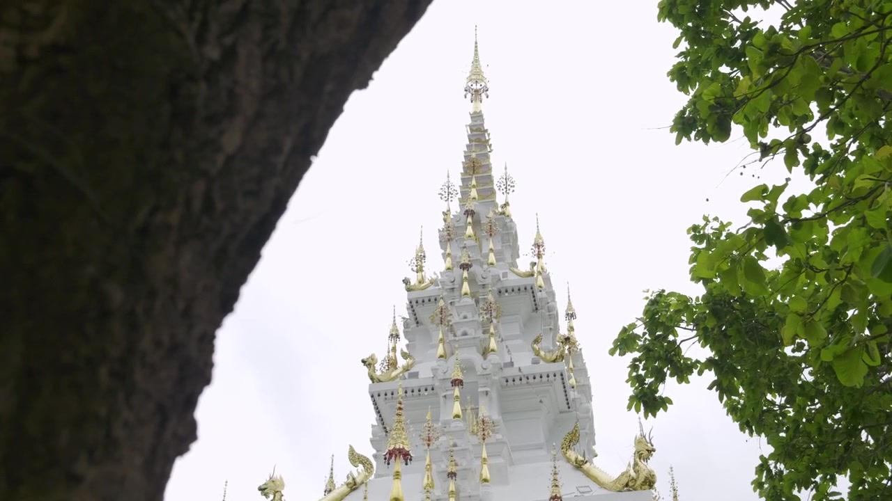 Rivelazione cinematografica in slow motion con slider di un bellissimo tempio nel Nord della Thailandia