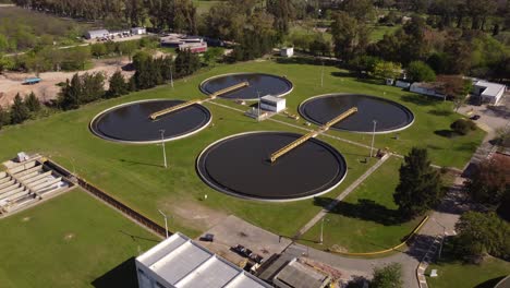 Planta-De-Purificación-De-Agua-Aérea-Durante-El-Día-Soleado-En-Buenos-Aires---Filtración-De-Agua-Sucia-En-Piscinas-Circulares