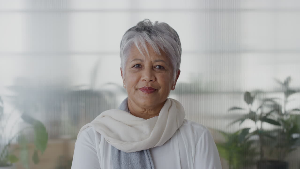 초상화 성공적인 고령 인도 사업가 여성 미소 팔을  ⁇ 고 전문 경력을 즐기고 자신감 있는 중년 임원 사무실에서 세련된 패션 스카프를 착용