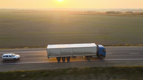 vista aérea de un camión con remolque de carga que conduce en la carretera transportando mercancías por la noche. concepto de transporte y logística de entrega