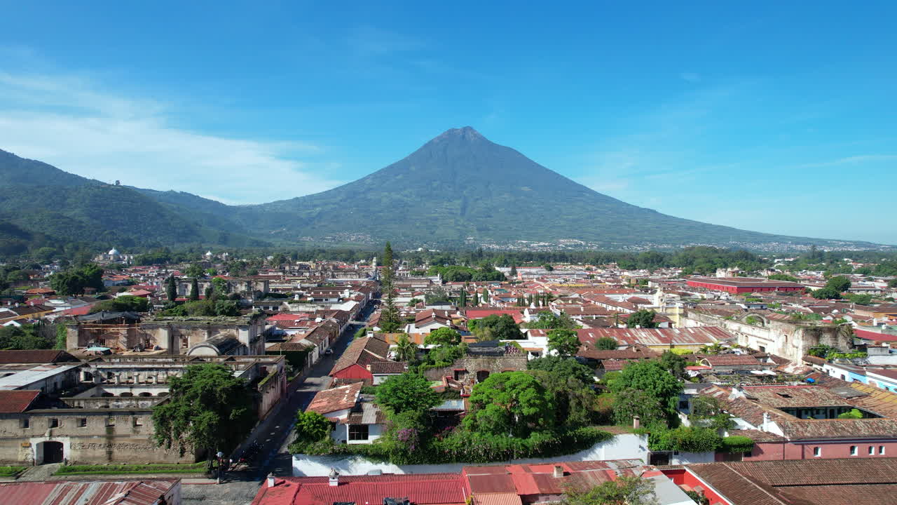 Luftfoto af Antigua Guatemala med en DJI air2s drone over byen, der afslører byens smukke arkitektur og landskab