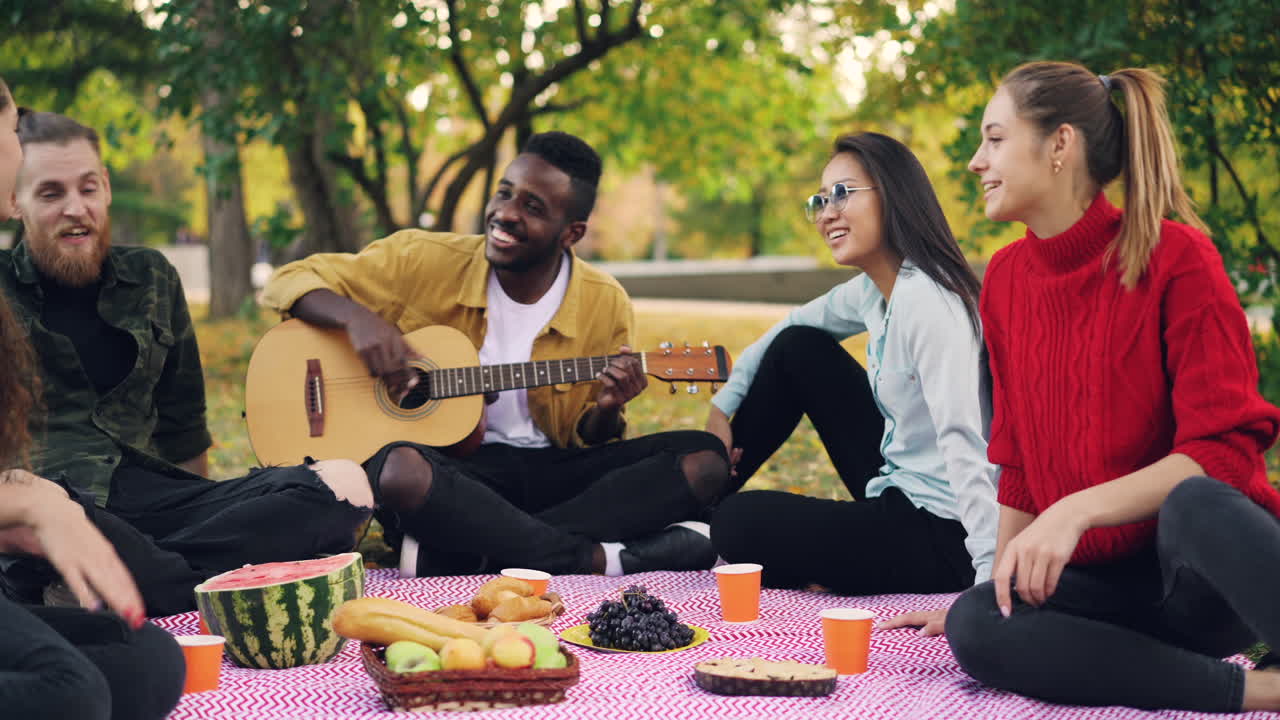 Amici che si godono un picnic nel parco