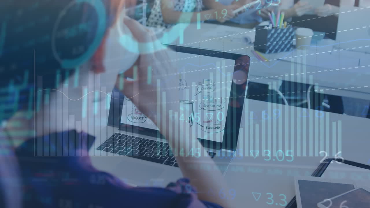 animazione dell'elaborazione dei dati finanziari su diversi uomini d'affari in ufficio