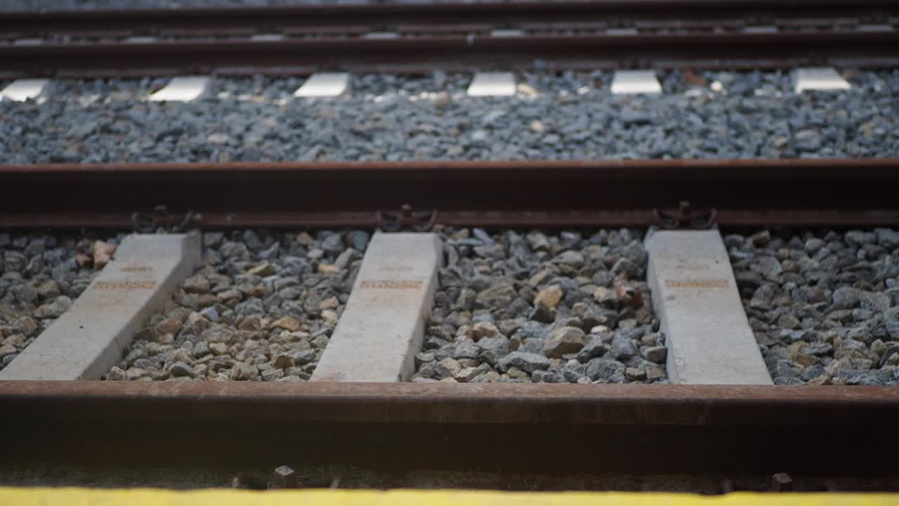 기차 트랙 근접