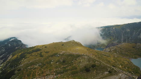 Die-Alte-Gebetsspitze,-Auf-Der-Paneurhythmie-Gespielt-Wird,-Umgeben-Von-Weißen-Wolken