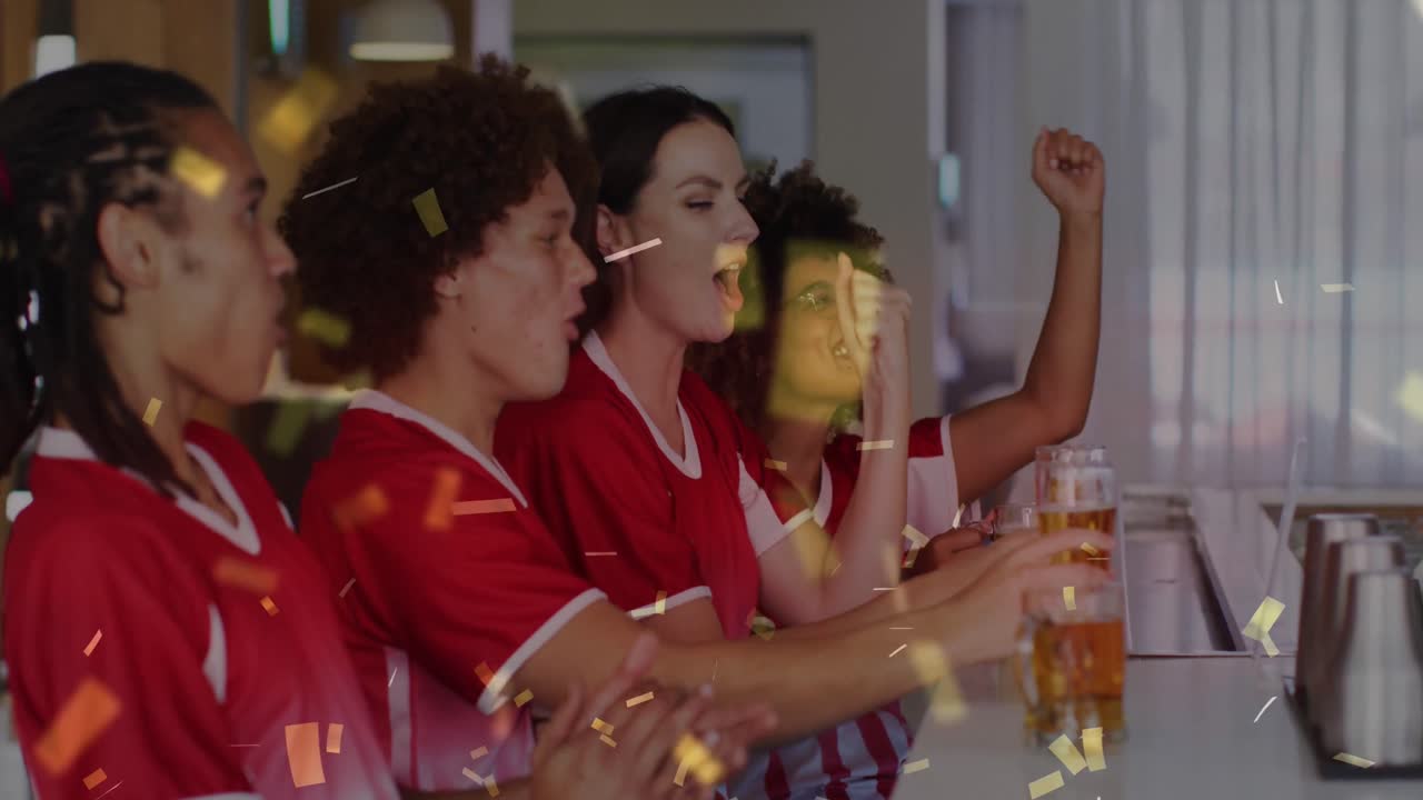 animación de confeti sobre felices amigos diversos levantando las manos y bebiendo cerveza