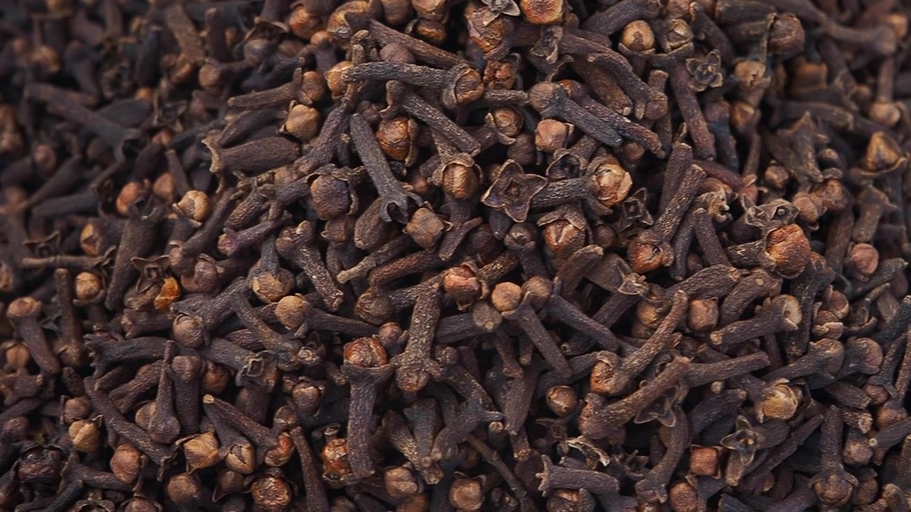 Close-up de Cravos Secos em Fundo de Especiarias