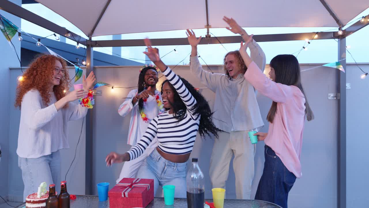 grupo de amigos celebrando en una fiesta