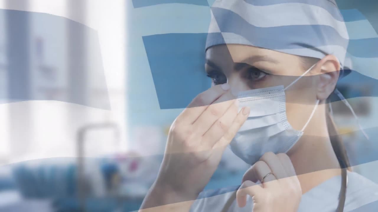 animación de la bandera de grecia sobre una doctora ajustando la máscara facial