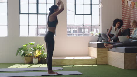 Mujer-De-Negocios-Joven-Haciendo-Meditación-De-Yoga-Disfrutando-Del-Ejercicio-De-Atención-Plena-Pose-De-Cobra-Relajándose-En-El-Lugar-De-Trabajo-De-Oficina-Moderno-Durante-La-Pausa-Del-Almuerzo