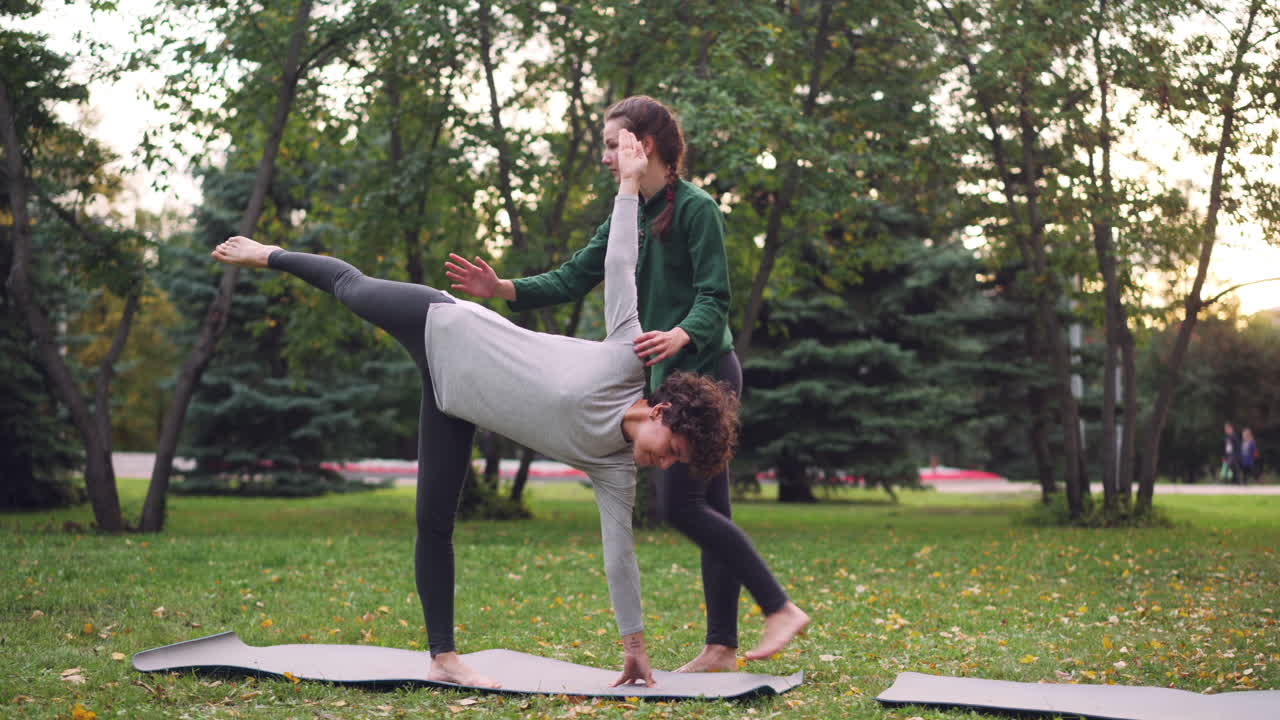 clase de yoga en el parque