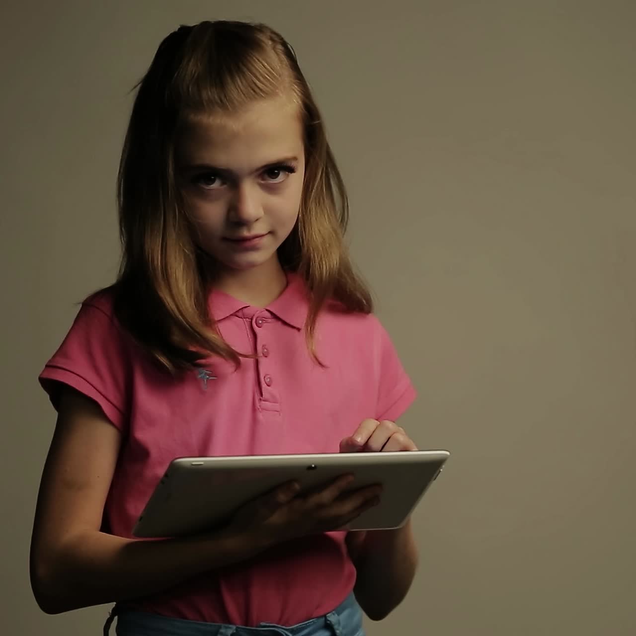 niña mirando la pantalla de la tableta