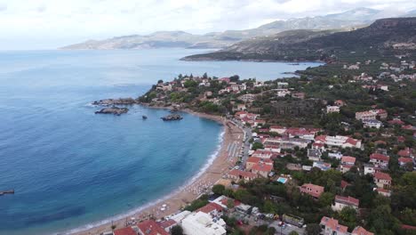 Ciudad-De-La-Playa-De-Stoupa-Durante-El-Verano-Tardío-En-El-Peloponeso,-Grecia---Antena