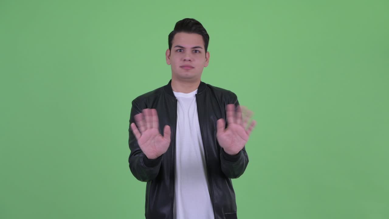 가죽 재을 입은 젊은 잘생긴 다민족 남자