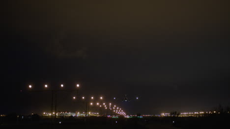 avión aterrizando en la noche