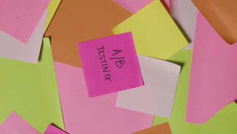 concepto de negocio de notas adhesivas giratorias con pruebas a/b escritas en la nota superior
