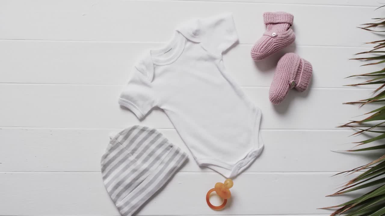 video de crecimiento de bebé blanco, sombrero, muñeco y botas rosadas con espacio de copia en fondo blanco