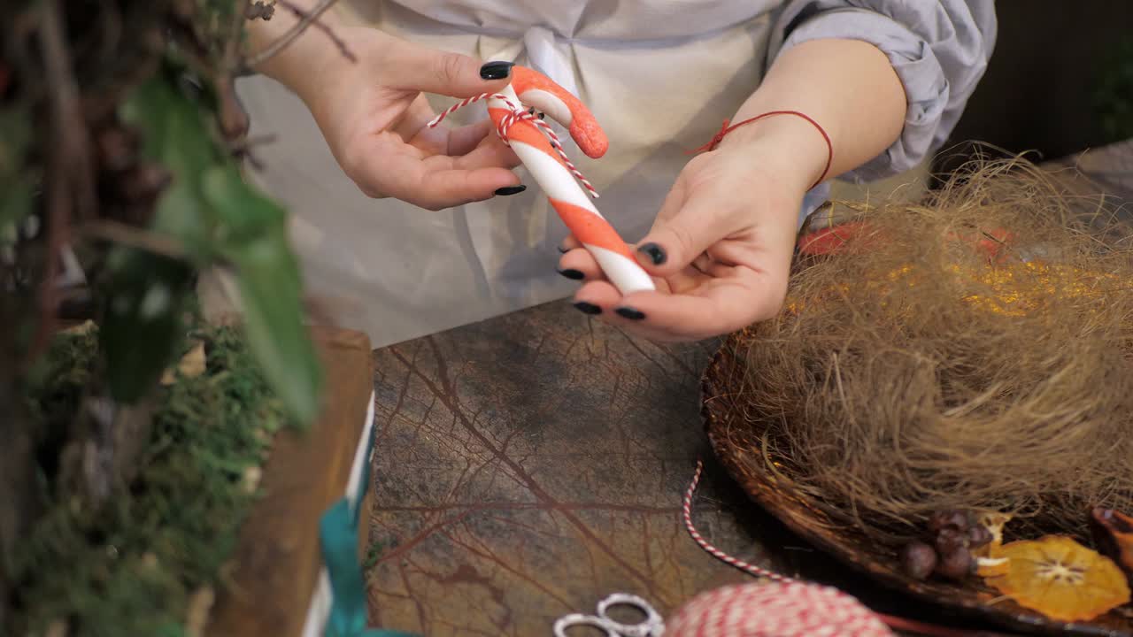 florista en el trabajo. cómo hacer una corona de navidad con arreglos florales. paso a paso, tutorial