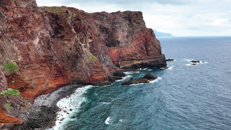 vuelo de drones junto a imponentes acantilados costeros erosionados de madeira, portugal
