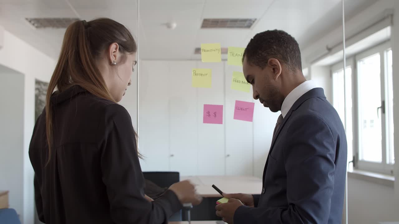 colegas de negocios trabajando juntos, pegando memorandos