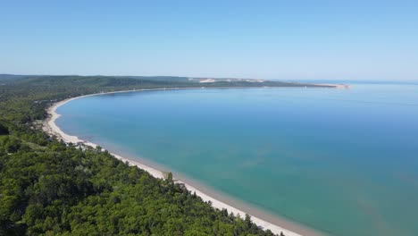 Sleeping-Bear-Bay,-with-Sleeping-Bear-Dunes-in-the-distance