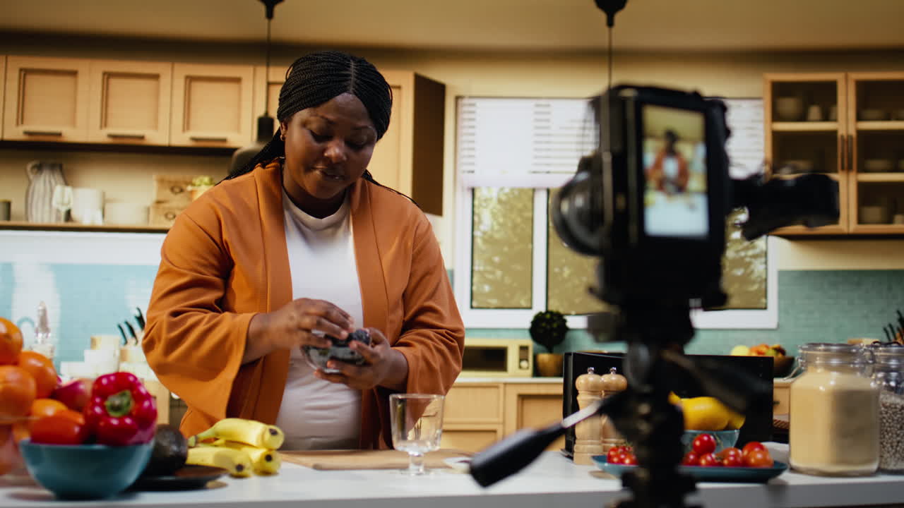 Influencer donna, ciotola di semi di chia, preparazione dei pasti passo dopo passo, tutorial di cucina.