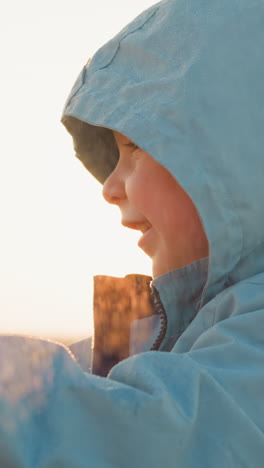 el espíritu del niño se eleva por la lluvia refrescante. el niño satisfecho se maravilla de la belleza del mundo natural que se desarrolla a su alrededor. un paisaje encantador con luz solar