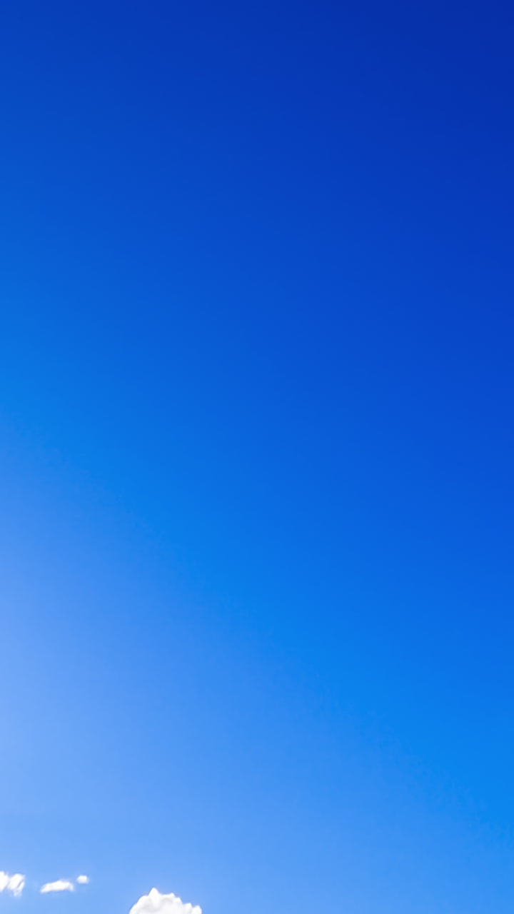 Pemandangan selang waktu cuaca indah. Langit biru musim panas yang mengalir. Video vertikal