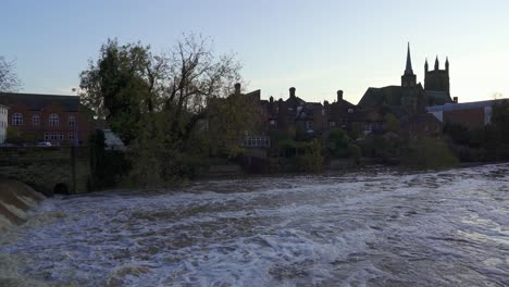 Video-De-Panorámica-Lenta-De-Los-Altos-Niveles-De-Agua-En-El-Río-Leam-En-Royal-Leamington-Spa-Que-Lo-Muestra-A-Punto-De-Desbordarse-E-Inundarse.