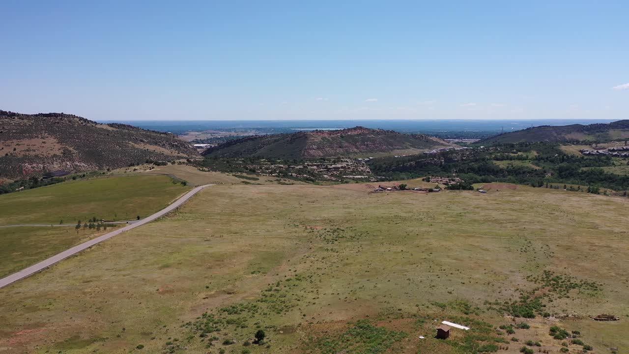 una sartén sobre un hermoso valle en las afueras de denver, co