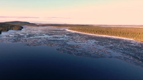 Gran-Lago-Con-Hielo-Derritiéndose