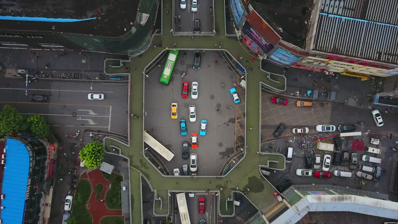 우한 시의 유명한 교통 교차로, 보행자, 둥근 다리, 공중 상단 뷰 4k