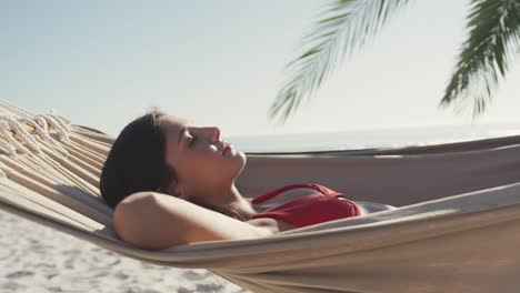 Mujer-Caucásica-Disfrutando-De-La-Hamaca-En-La-Playa