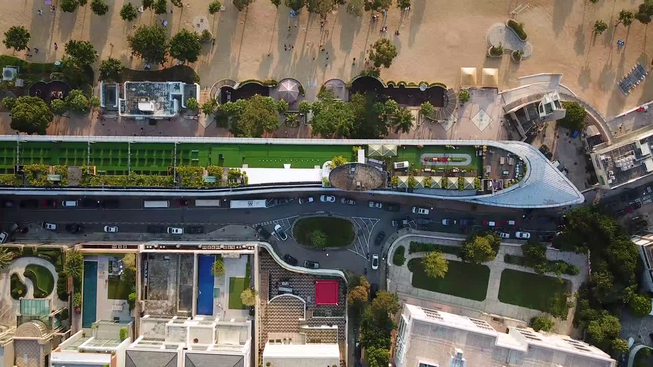 코로나 바이러스 발생으로 몇 달간 폐쇄된 후 대중에게 공개되는 공공 해변으로 홍콩의 리펄스 베이 상업 단지, 해변 및 방문객의 움직이는 조감도