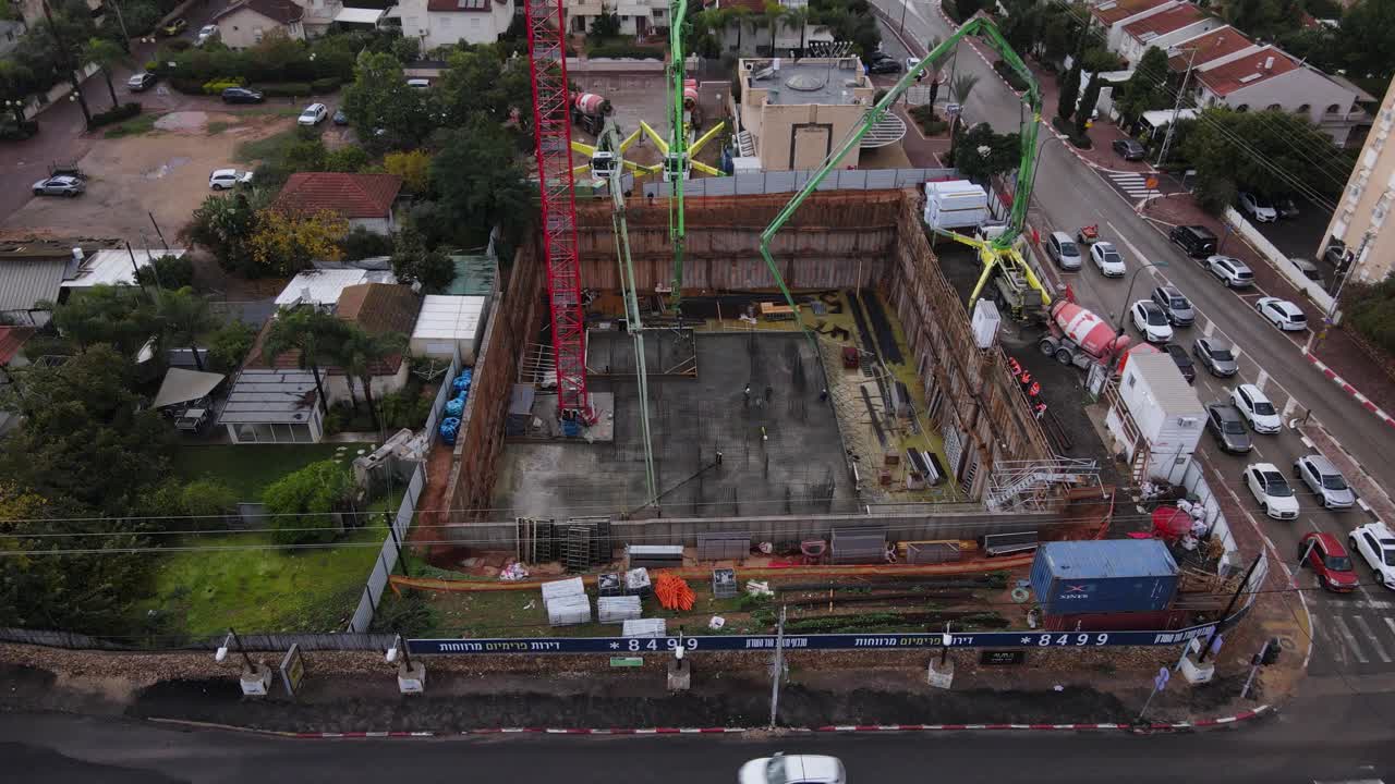vista aérea panorámica de rascacielos en construcción con vista a la ciudad, tel aviv, isreal