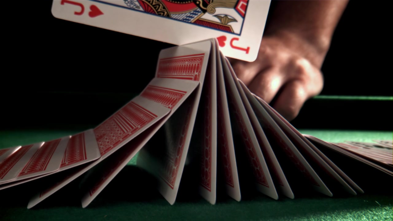 Cartas de Baralho se Abrindo em Leque e Caindo em Câmera Lenta