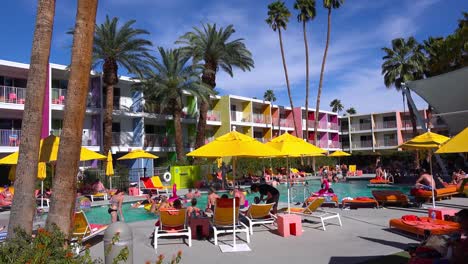 ein geschäftiges und farbenfrohes resorthotel in palm springs, kalifornien