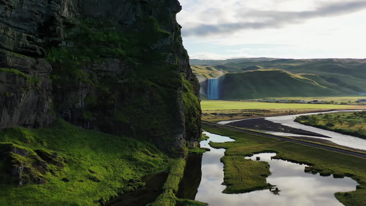 toma de revelación cinematográfica de una cascada en islandia